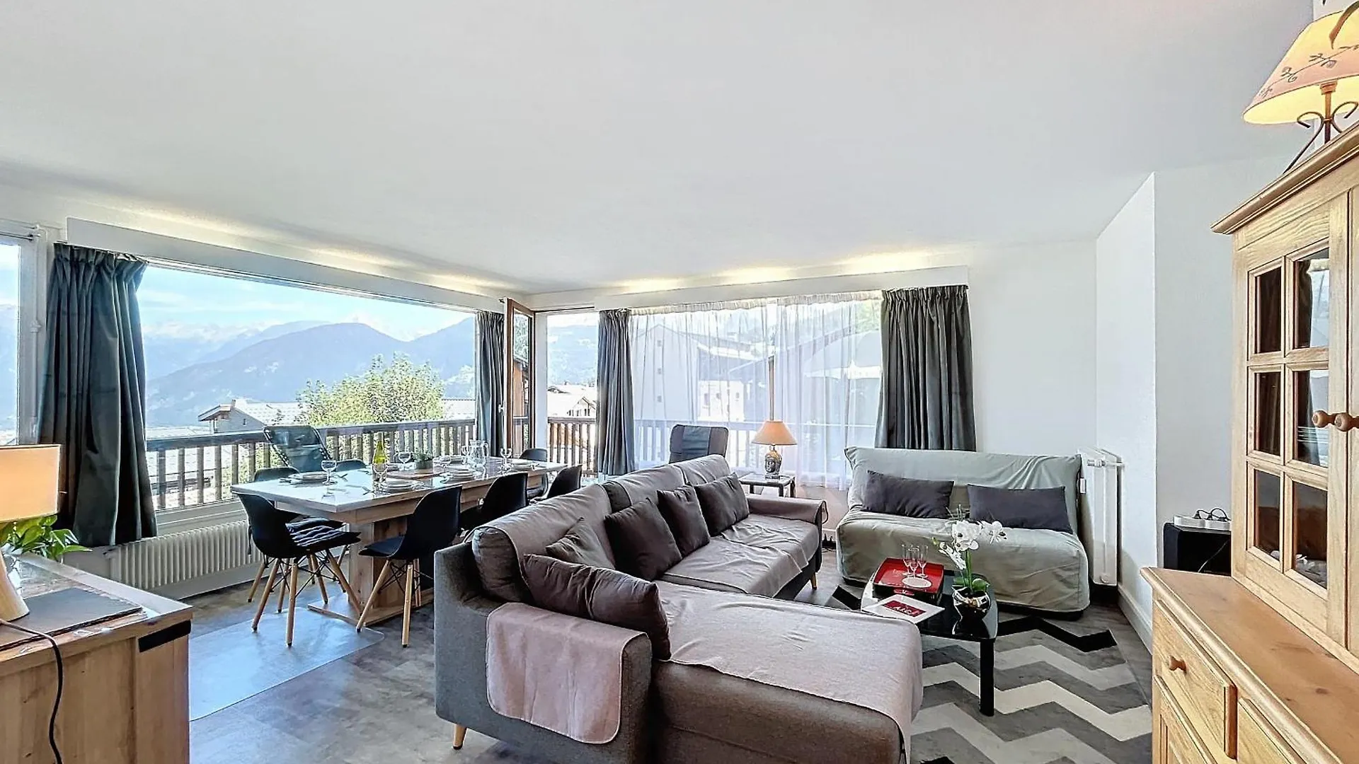 Appartement 3 Pieces Avec Balcon Et Parking A Combloux - Fr-1-560-146 0*,  France