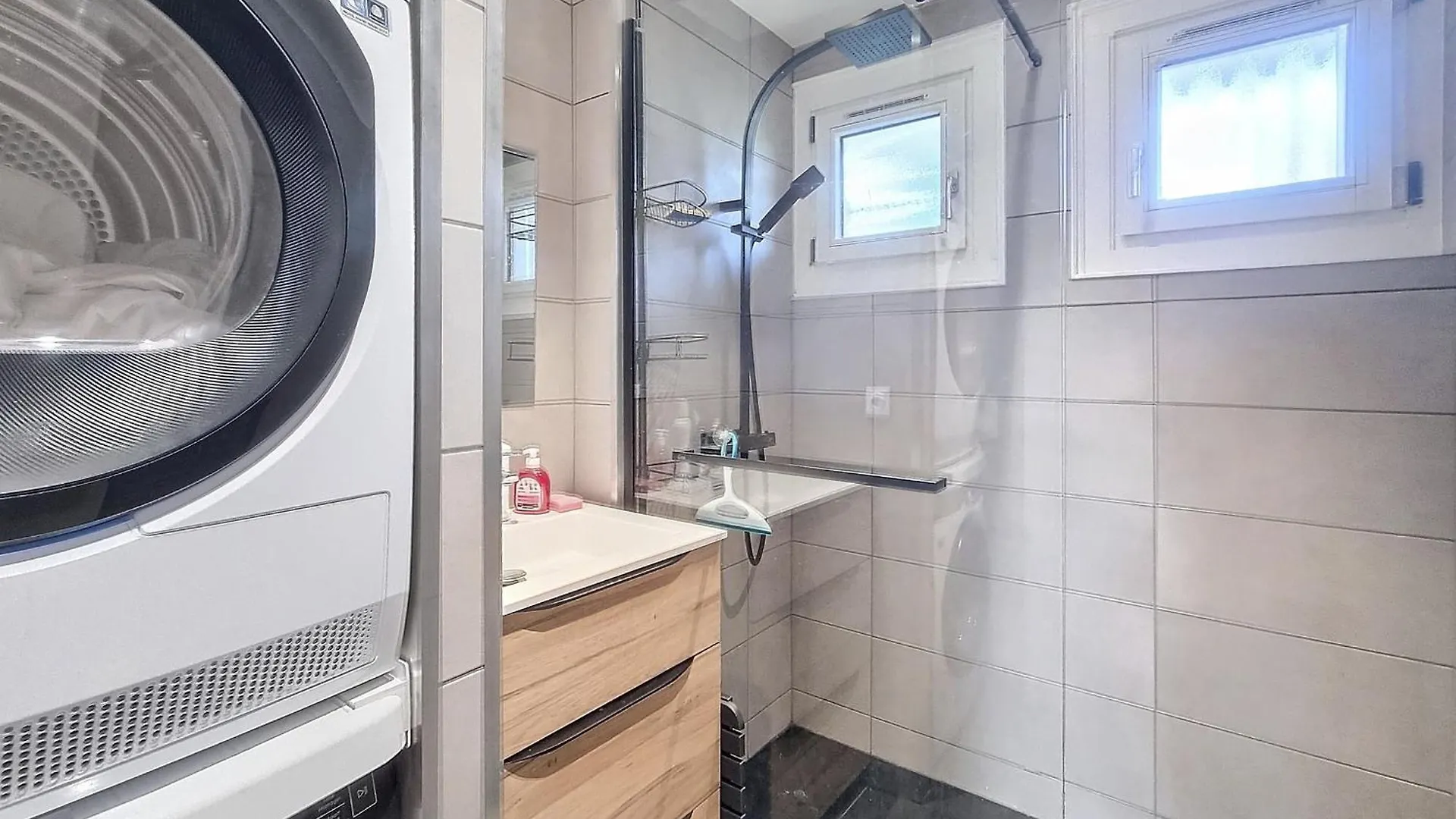 Appartement 3 Pieces Avec Balcon Et Parking A Combloux - Fr-1-560-146
