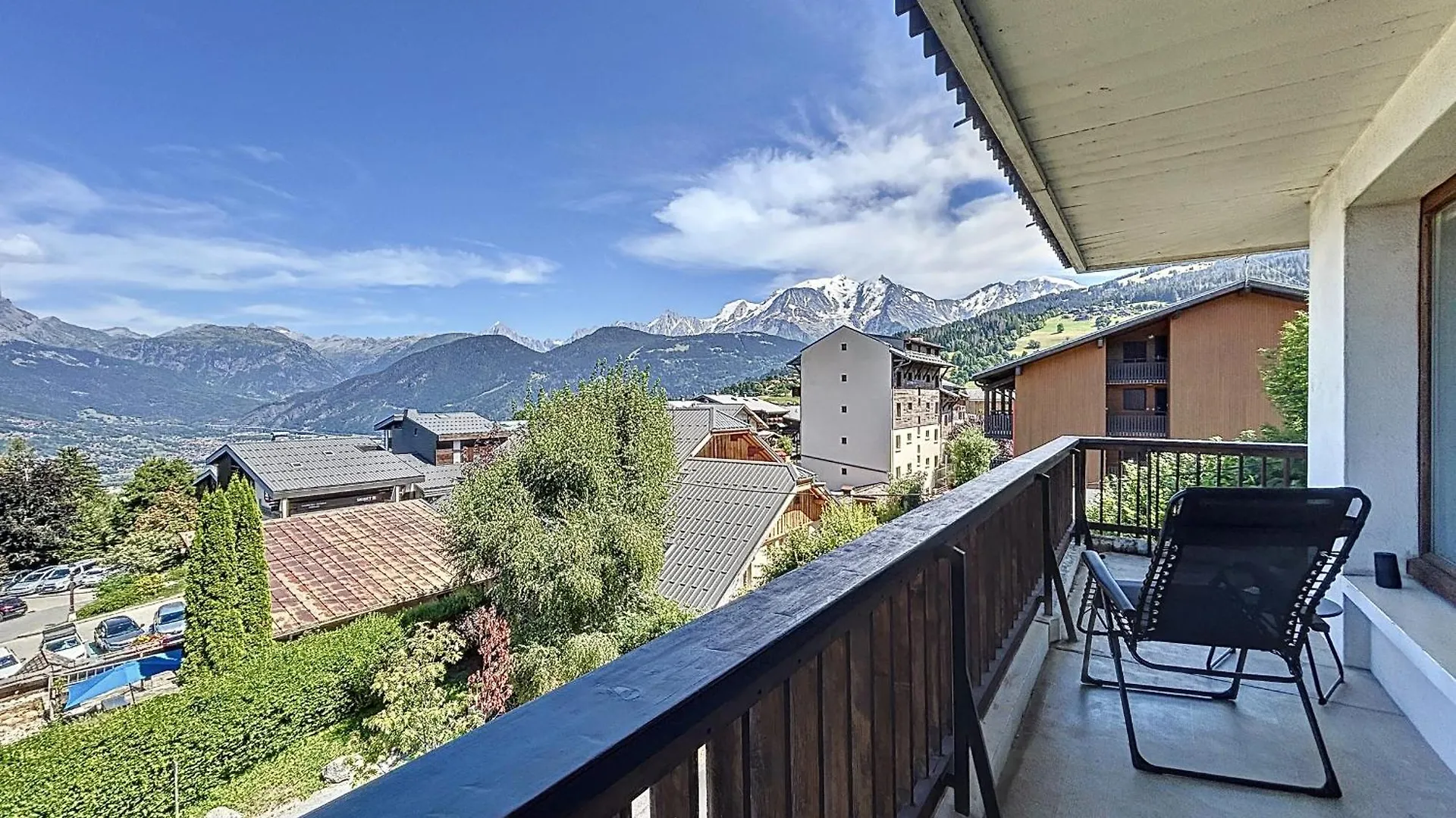 Appartement 3 Pieces Avec Balcon Et Parking A Combloux - Fr-1-560-146 0*,