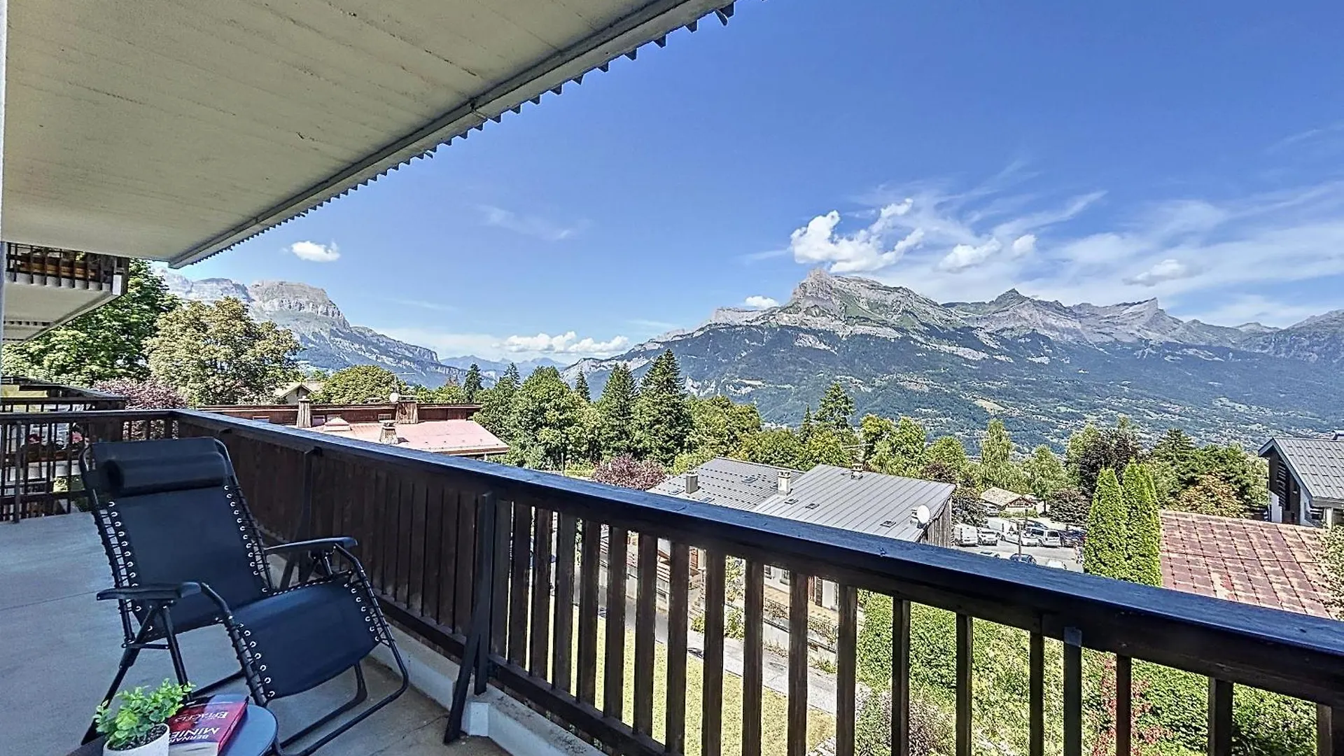 Appartement 3 Pieces Avec Balcon Et Parking A Combloux - Fr-1-560-146